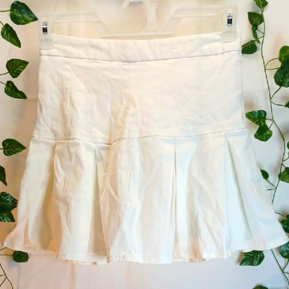 Japna White Pleated Mini Skirt - size Medium - NWT!